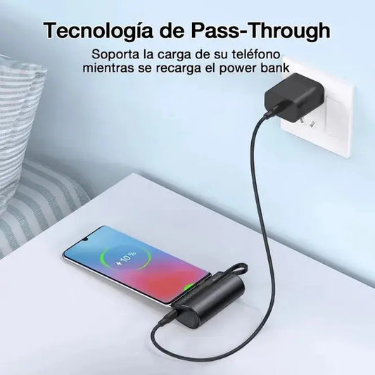 Powerbank 4500mAh USB-C cargando smartphone sobre mesa, tecnología pass-through visible.